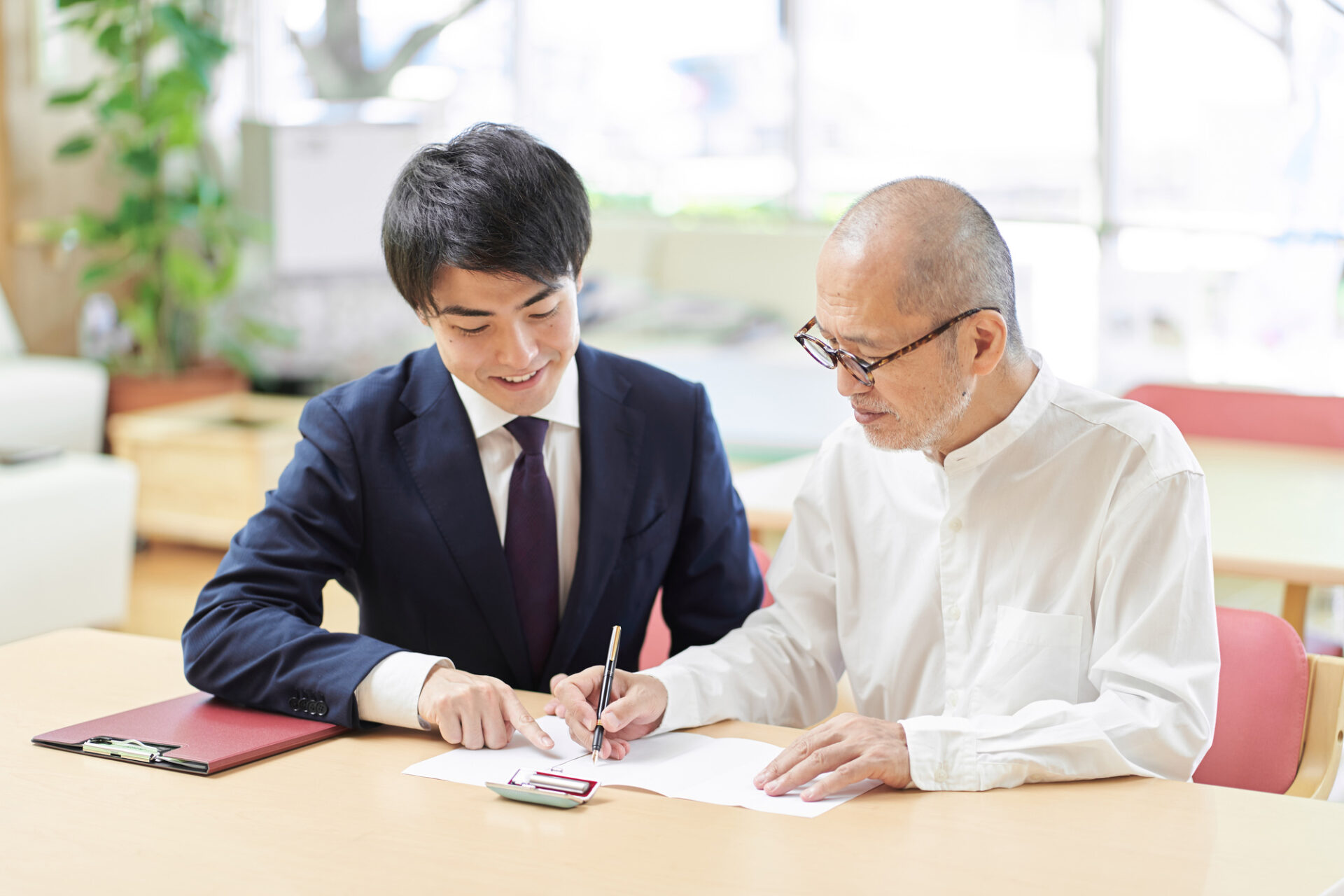 男性二人が話している画像です